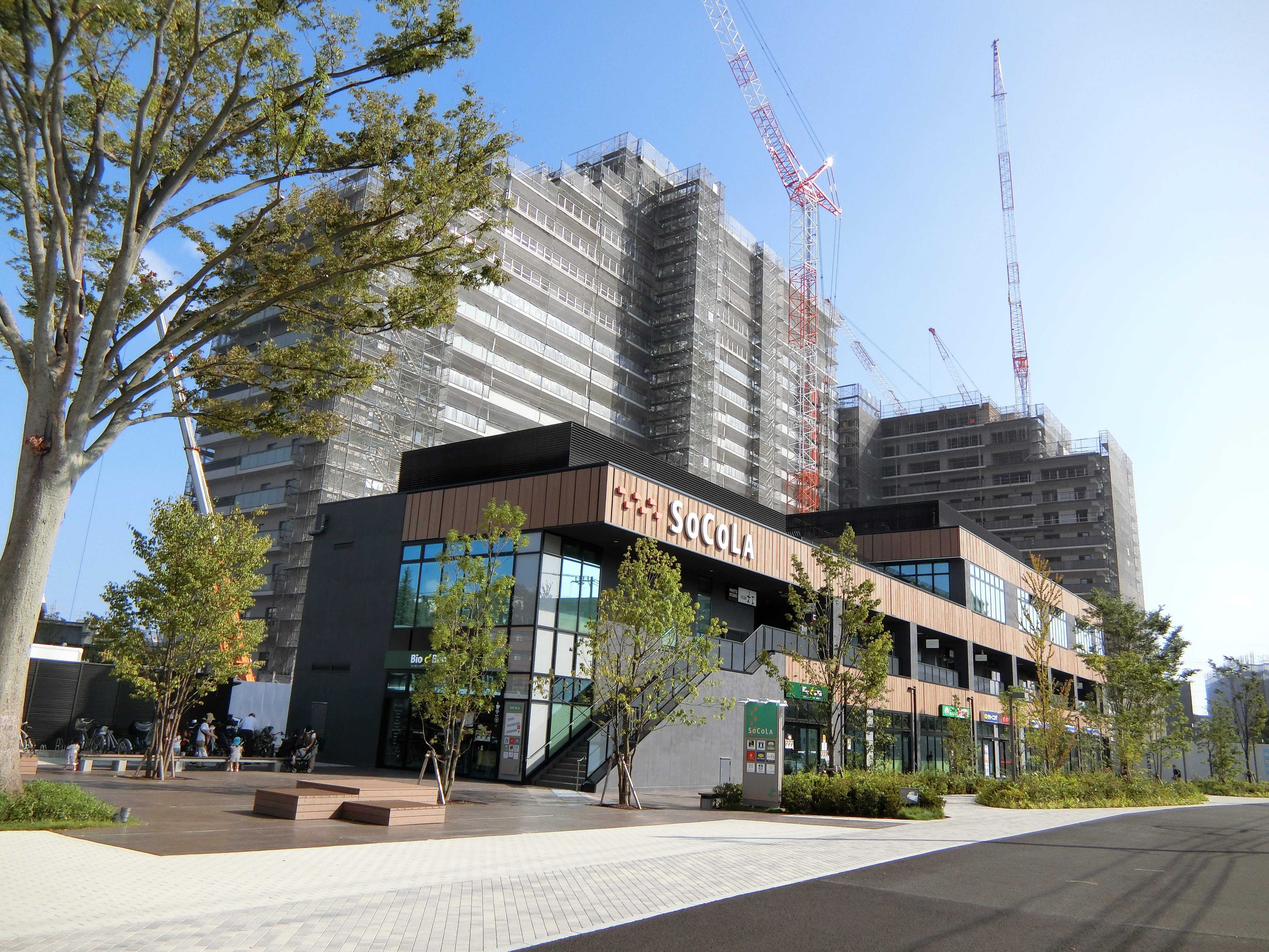 建設中のプラウドシティ日吉とオープンした「SOCOLA日吉」（2020年8月撮影）