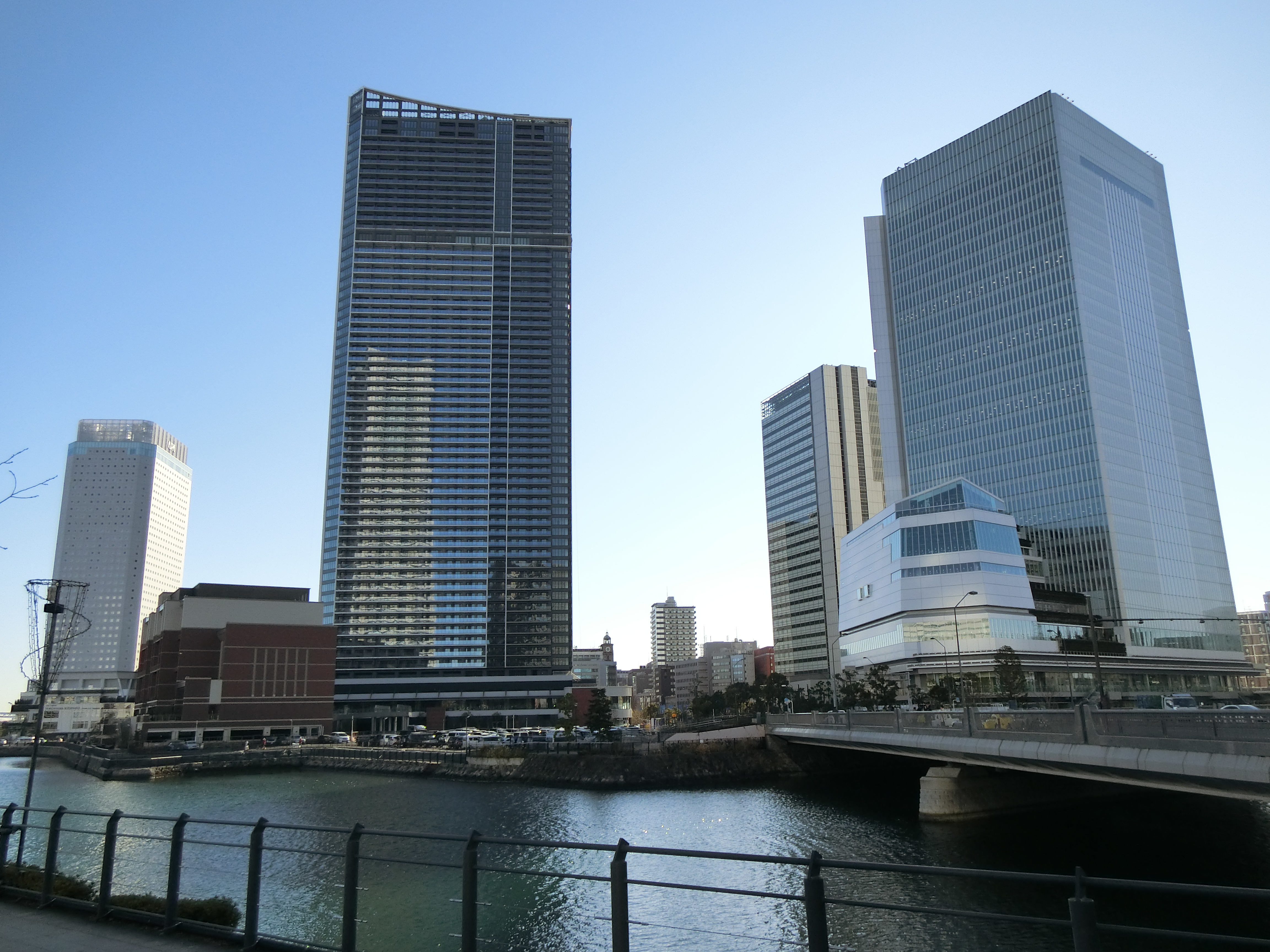 建設中の「ザ・タワー横浜北仲」（左）と「横浜市新市庁舎」（右）