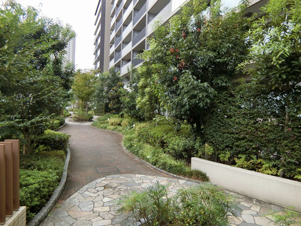 「ザ・パークハウス 横浜新子安ガーデン」の緑道