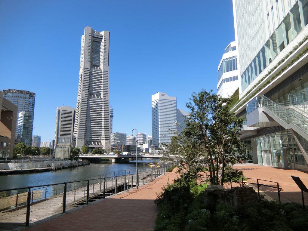 横浜市新市庁舎1階からみなとみらい地区を望む