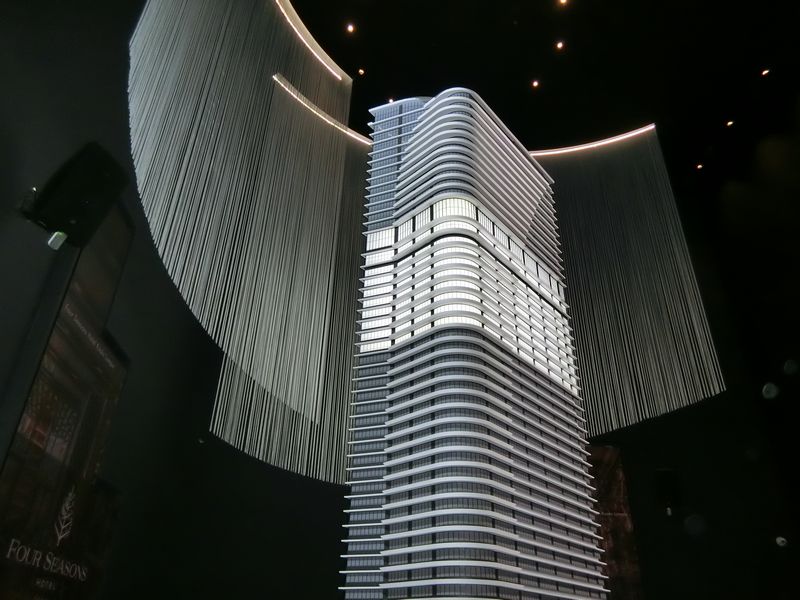 「Brillia Tower 堂島」 の完成予想模型（上部のライトアップゾーンがホテル）