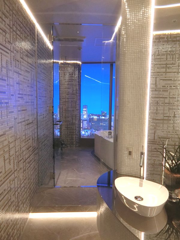 ｢パークコート神宮北参道 ザ タワー｣ のモデルルーム（T237A＋UBタイプ）の洗面室と浴室