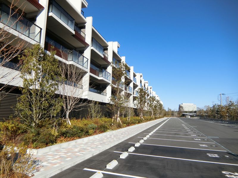 「ザ・パークハウス 新浦安マリンヴィラ」の第1工区と平置き駐車場（2022年1月撮影）