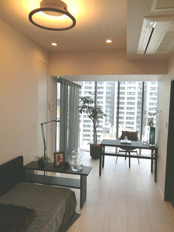 宮益坂ビルディング ザ・渋谷レジデンスの開放的なモデルルームの居室