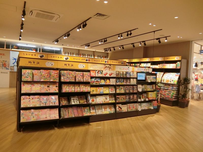 「KAMEIDO CLOCK」4階のTSUTAYA BOOKSTORE内の幼年向けコーナー