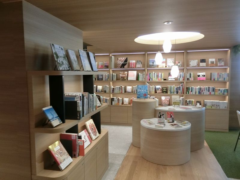 パークアクシス門前仲町テラスの共用のコワーキングスペース内の書棚（2022年8月撮影）