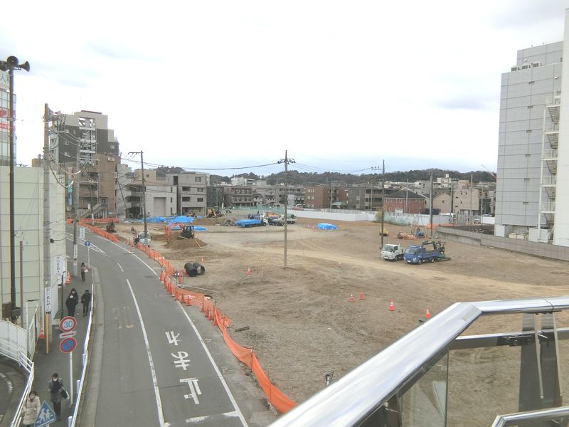 登戸駅前の開発地（2023年2月　筆者撮影）