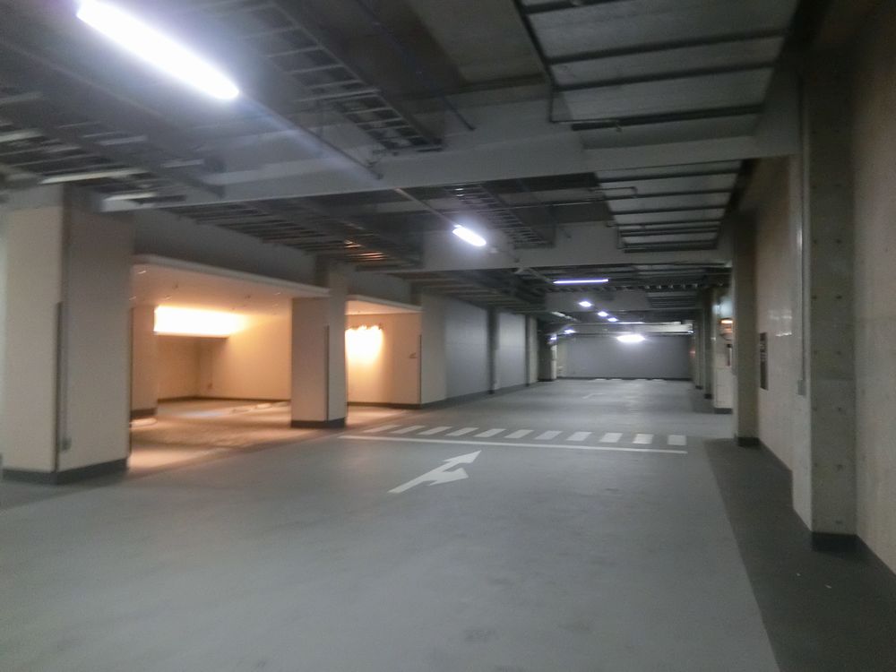 「HARUMI FLAG」の地下駐車場（筆者撮影）