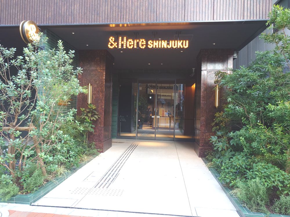 『＆Here-SHINJUKU（アンドヒア新宿）』のエントランス